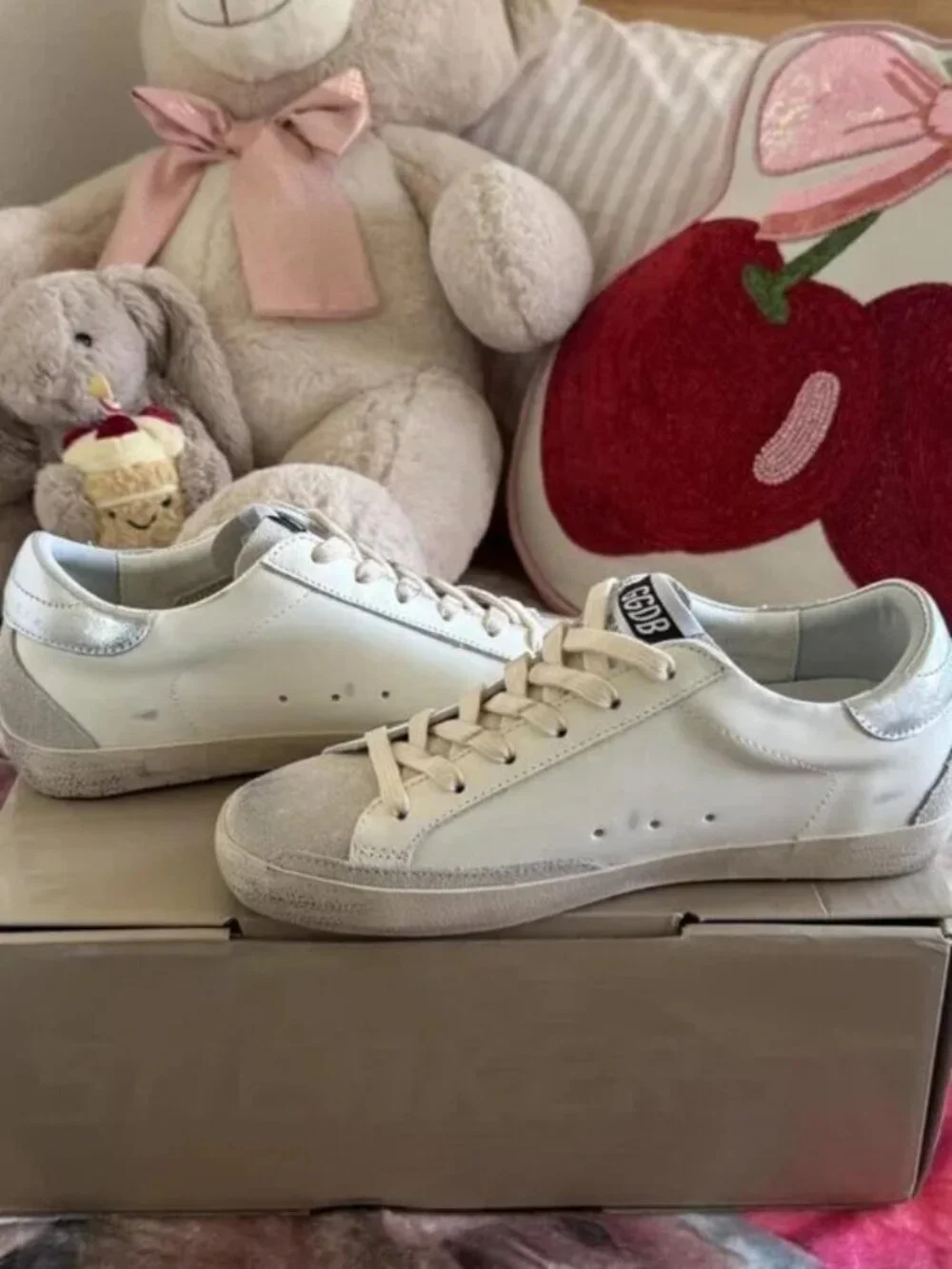 Golden Goose Women's White and Gold Trainers - Picture 2 of 3